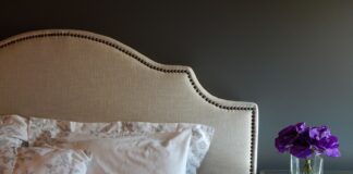 Łóżko z zagłówkiem