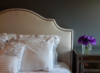 Łóżko z zagłówkiem