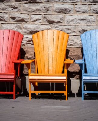 Czym różnią się krzesła drewniane od krzeseł tapicerowanych?