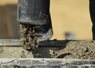 Co grozi za wylewanie szamba na pole sąsiada?