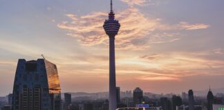 Czy można kleić styropian na deski?