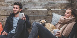 Co powiesić nad kanapą w salonie?