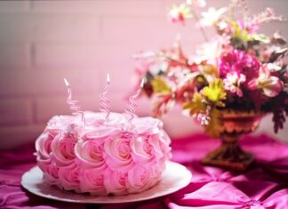 W czym zamrozić tort?