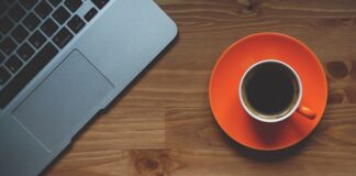 Jak ustawić stół w małym salonie?