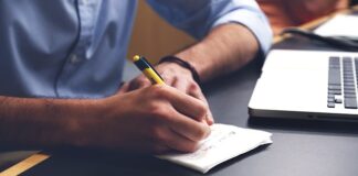 Jak przykleić deskę do ściany?