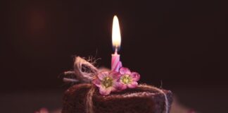 Jak przymocować świeczkę do stroika?