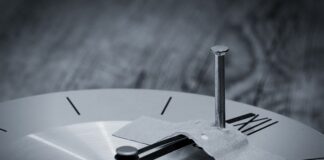 Czym przykleić kamienie w oczku wodnym?