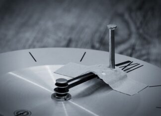 Czym przykleić kamienie w oczku wodnym?