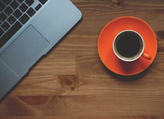 Czym przykryć drewniany stół w salonie?