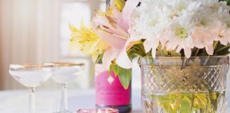 Co położyć na stole w salonie?