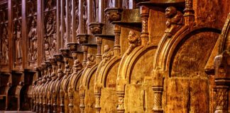 Kiedy ksiądz nosi czerwona szatę?