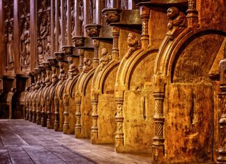 Kiedy ksiądz nosi czerwona szatę?