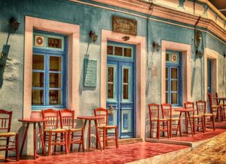 Co powiesić na pustej ścianie w salonie?