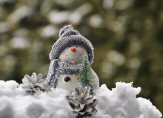 Jak ozdobić ścianę w salonie?