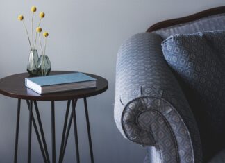 Co postawić na stolik kawowy w salonie?