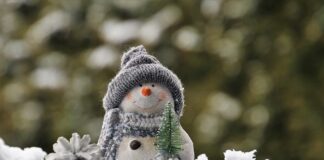 Jak ozdobić pusta ścianę w salonie?