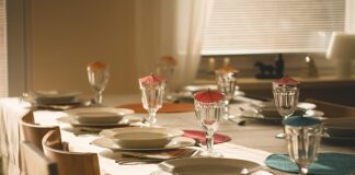 Z której strony kładziemy serwetki na stole?